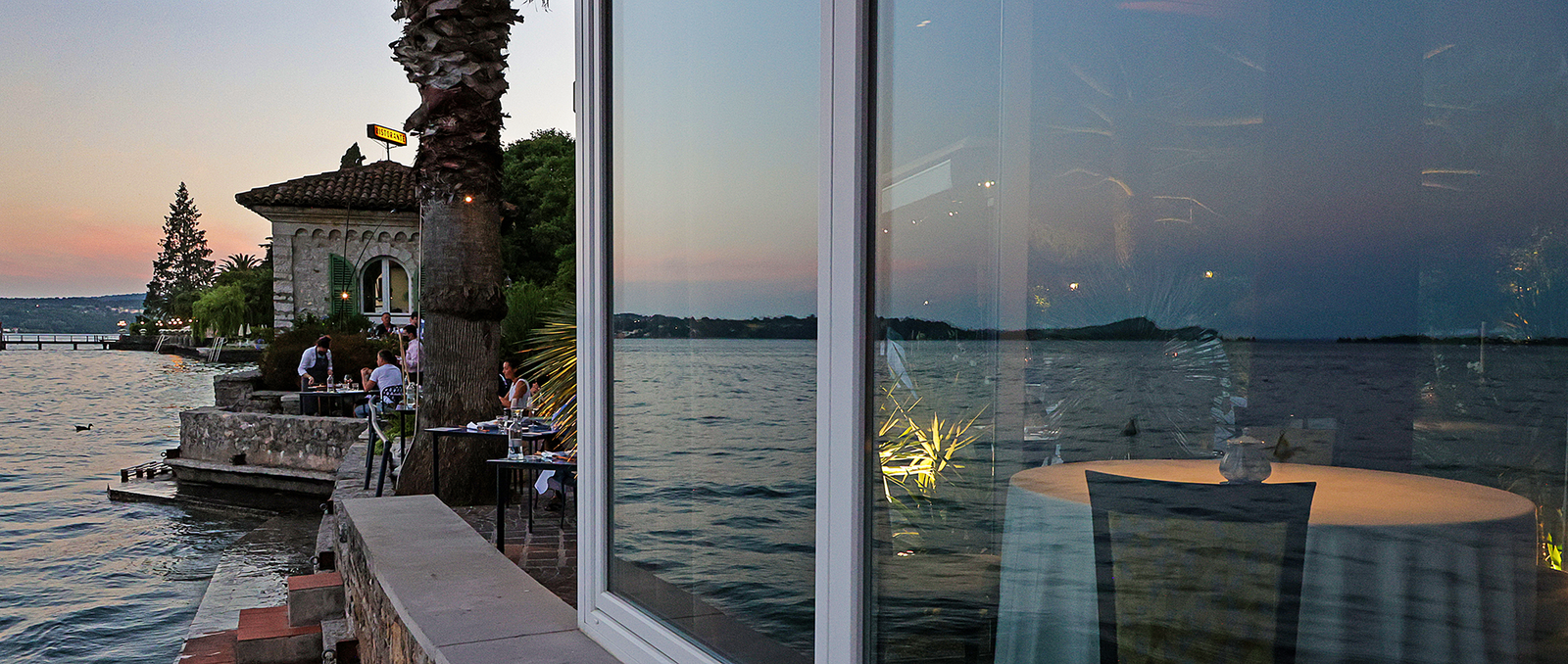 L'involucro blu sulla quiete del lago